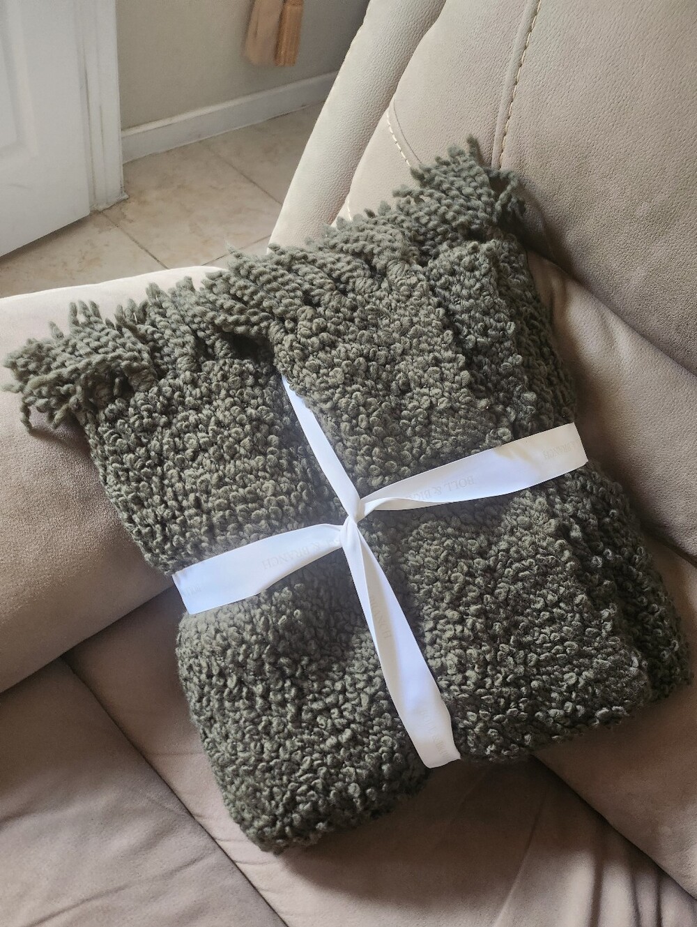 Boll & Branch Cozy Boucle Throw Blanket NEW - Picture 2 of 5